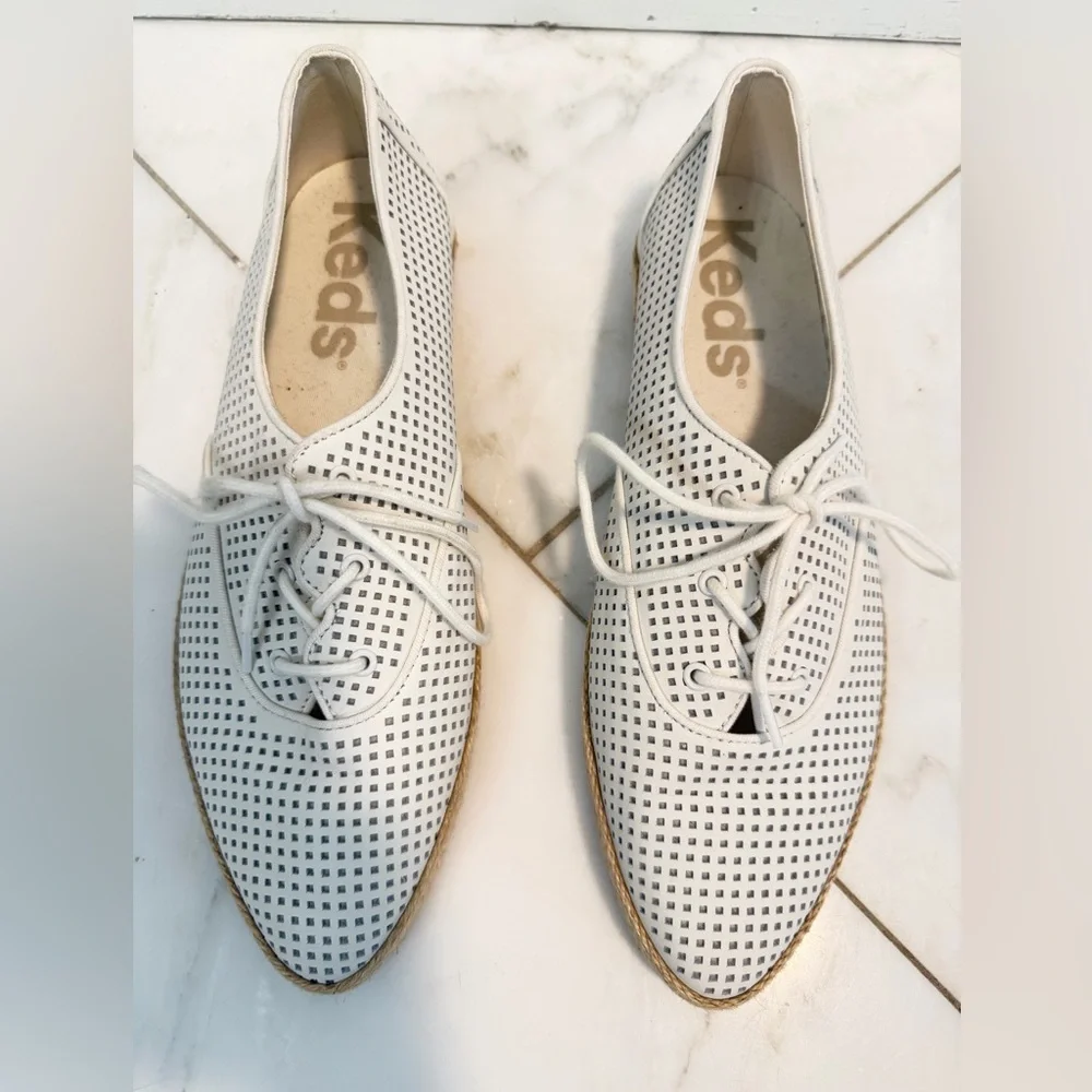 Keds women’s 10 white perforated flat pointed toe espadrille lace up shoes EUC - Picture 3 of 9